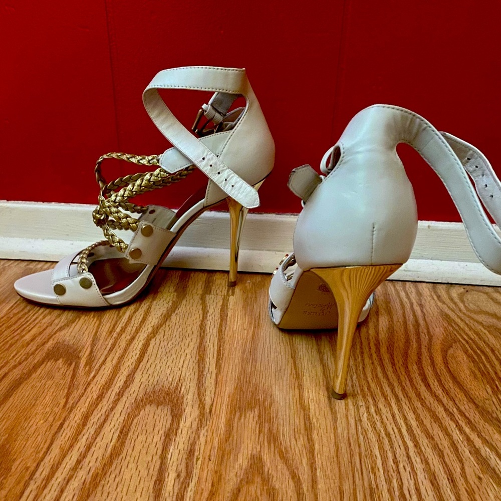 ✨Guess white and gold heels. ✨✨